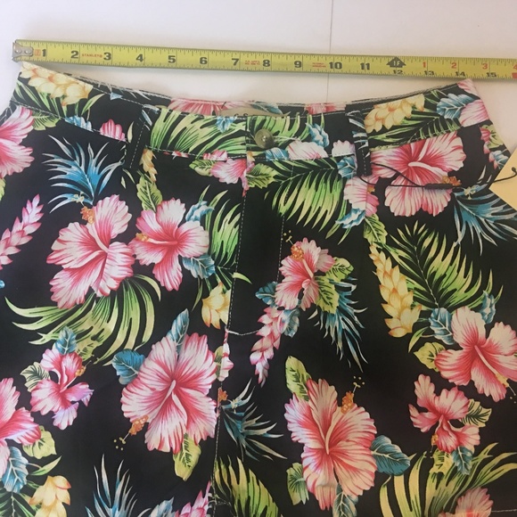 High Waisted Pleated Hawaiian Floral Shorts - Picture 4 of 8